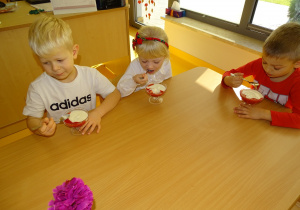 04 Dzieci jedzą biało - czerwony deser